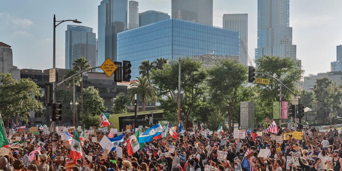 A Day and Night Divide Calm Mornings, Chaos After Dark in Downtown L.A. Protests